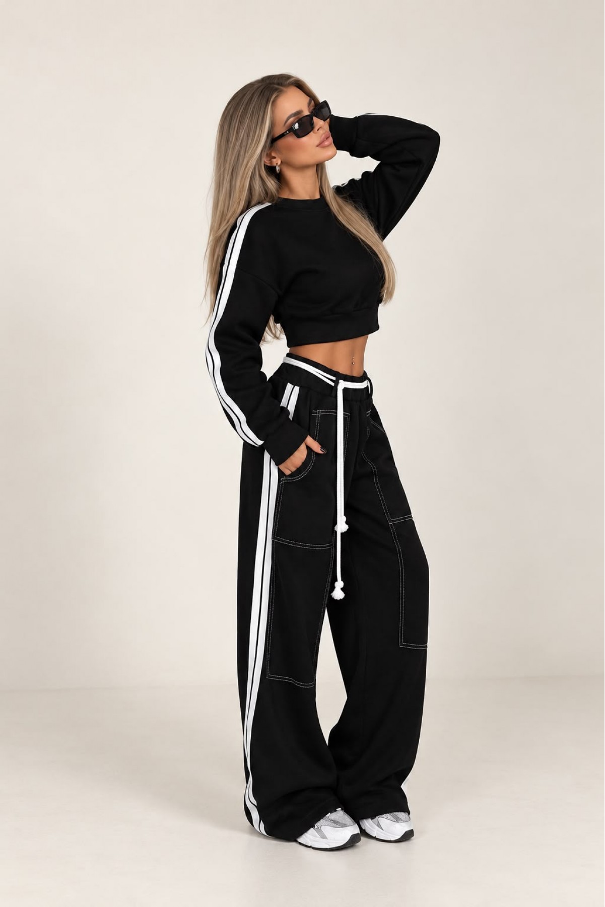 Şerit Detaylı Crop Sweatshirt ve Geniş Paça Eşofman Takımı