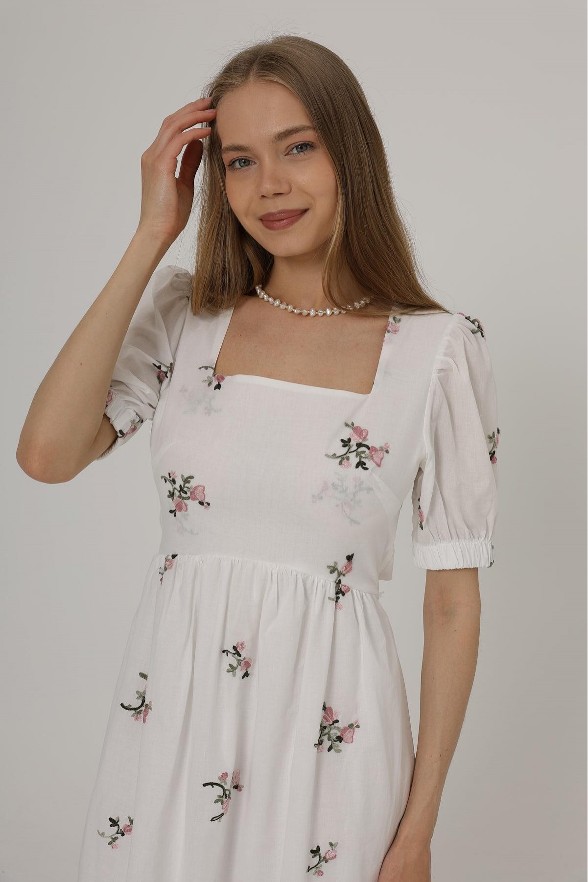 Brodeli Arkası Fiyonk Bağlamalı Elbise - Beyaz