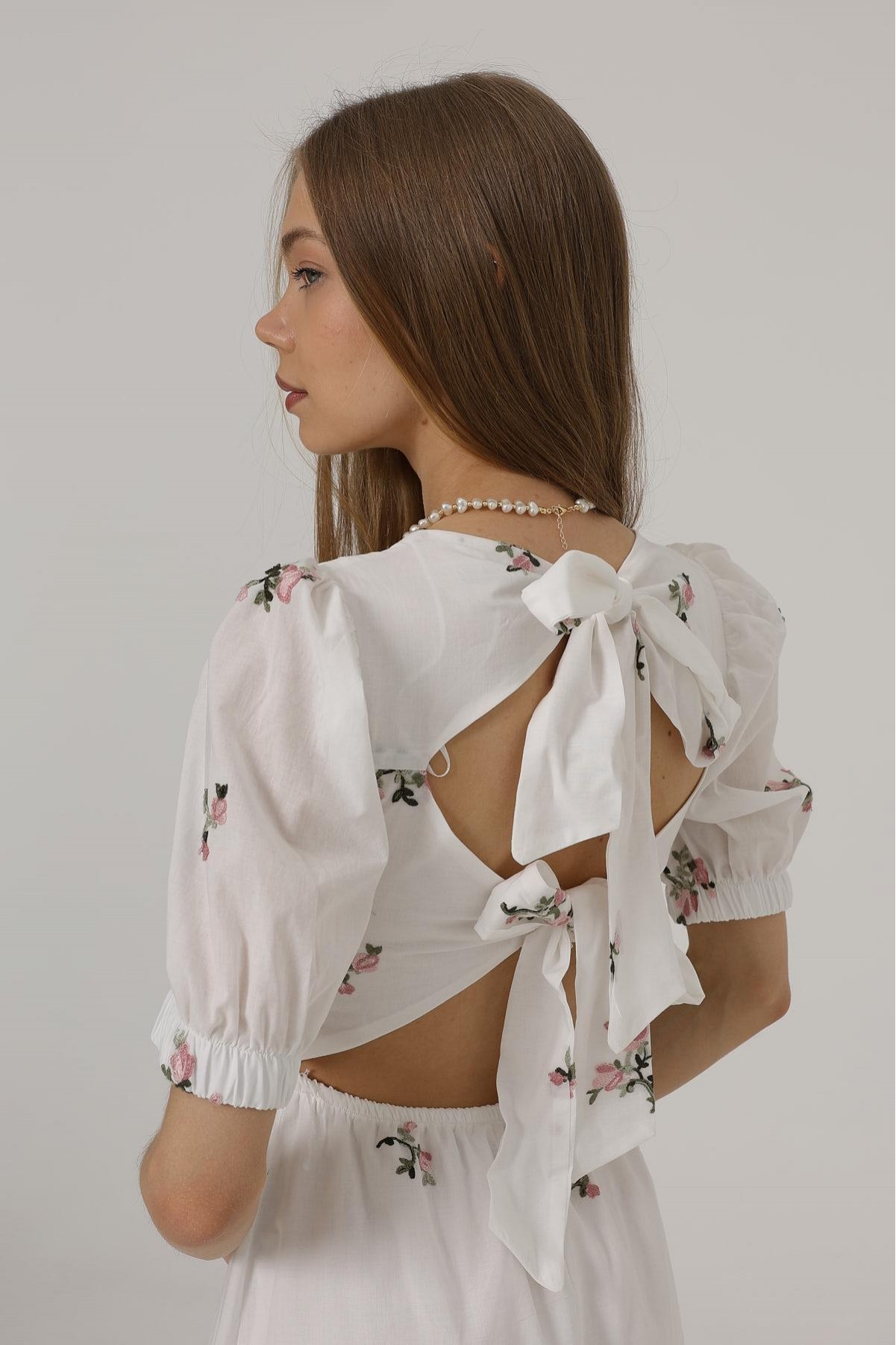 Brodeli Arkası Fiyonk Bağlamalı Elbise - Beyaz