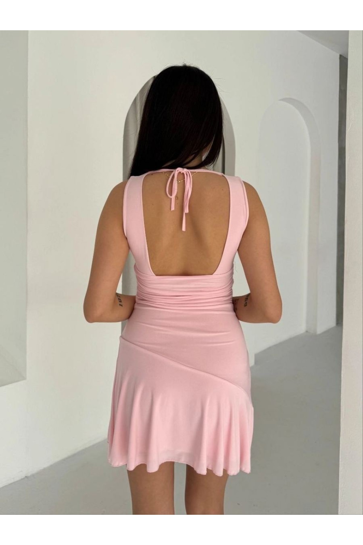 Kadın Derin V Yaka Sırt Dekolteli Mini Elbise Drapeli Şık Kolsuz - Pembe