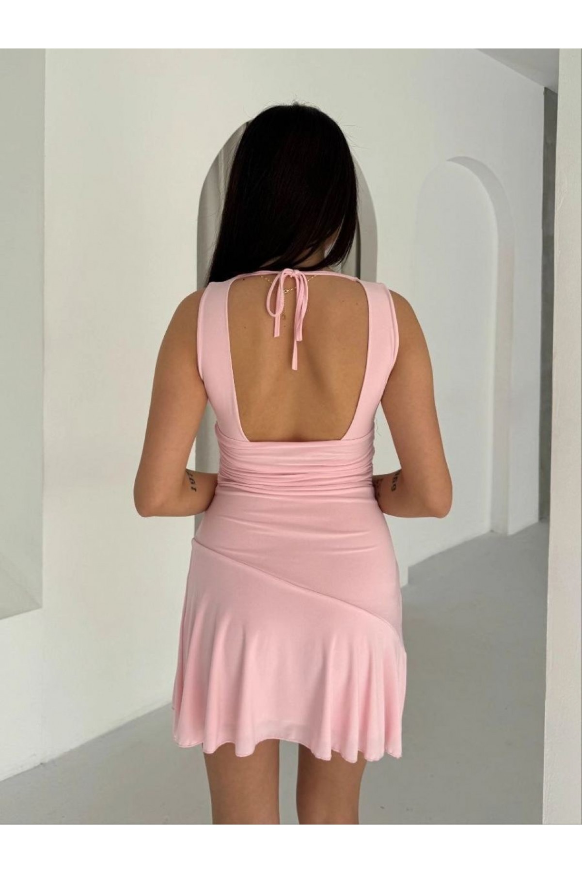 Kadın Derin V Yaka Sırt Dekolteli Mini Elbise Drapeli Şık Kolsuz - Pembe