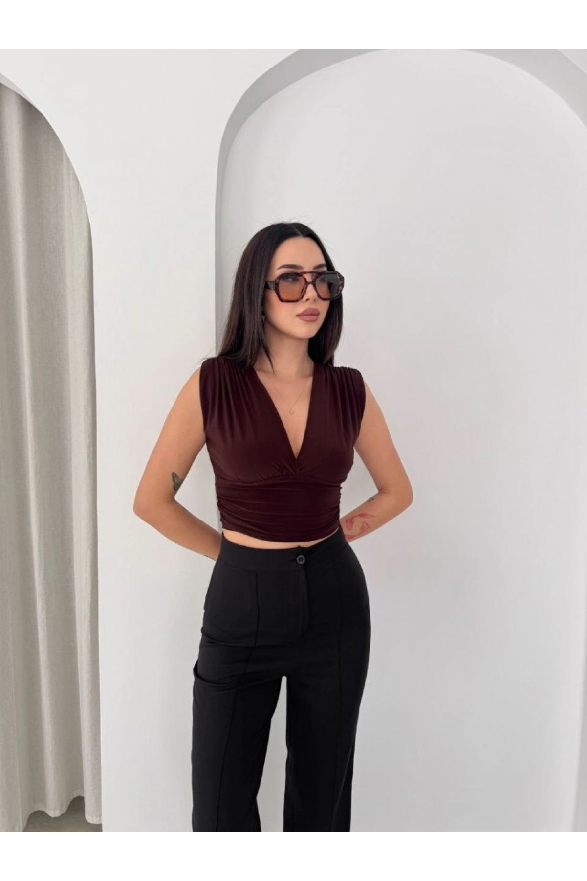Kadın Vatkalı Kolsuz V Yaka Drapeli Crop Bluz Likralı Fit - Kahverengi