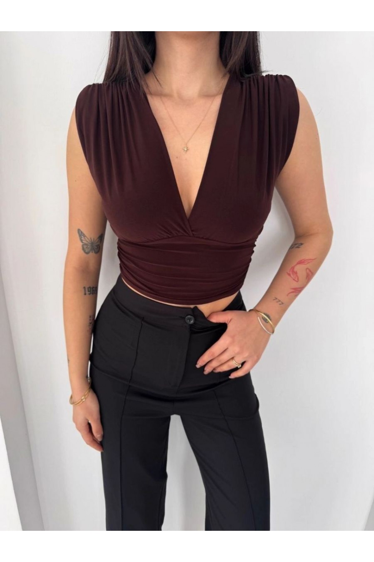 Kadın Vatkalı Kolsuz V Yaka Drapeli Crop Bluz Likralı Fit - Kahverengi