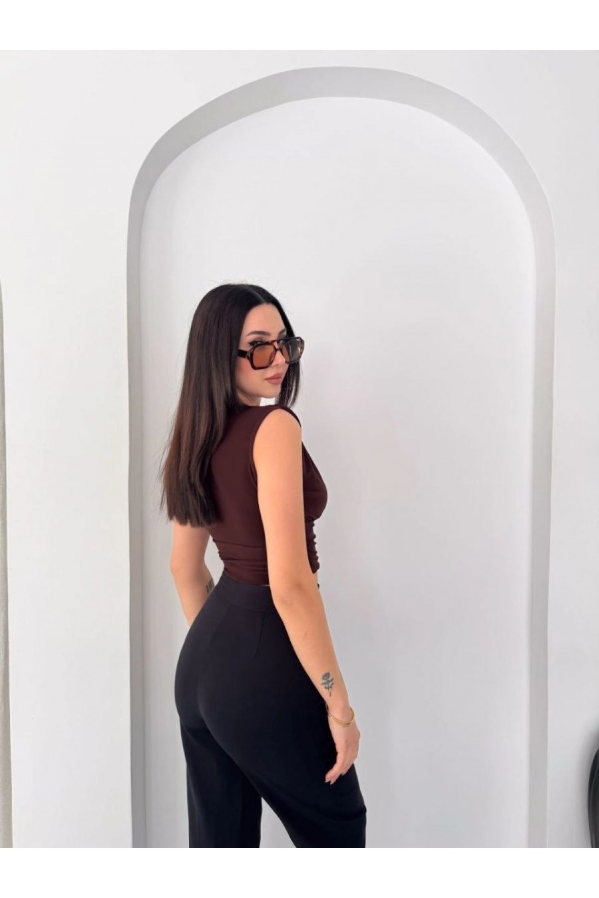 Kadın Vatkalı Kolsuz V Yaka Drapeli Crop Bluz Likralı Fit - Kahverengi