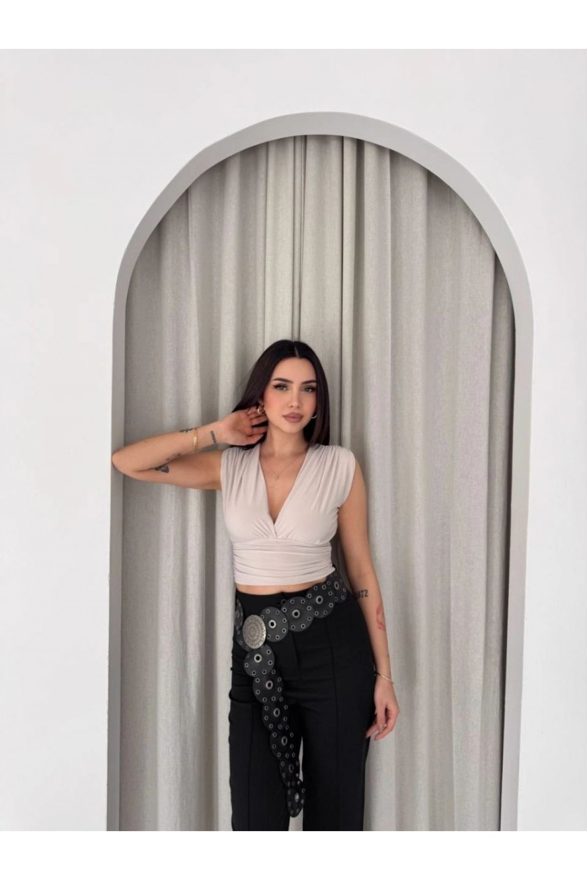 Kadın Vatkalı Kolsuz V Yaka Drapeli Crop Bluz Likralı Fit - Boyalı Gri