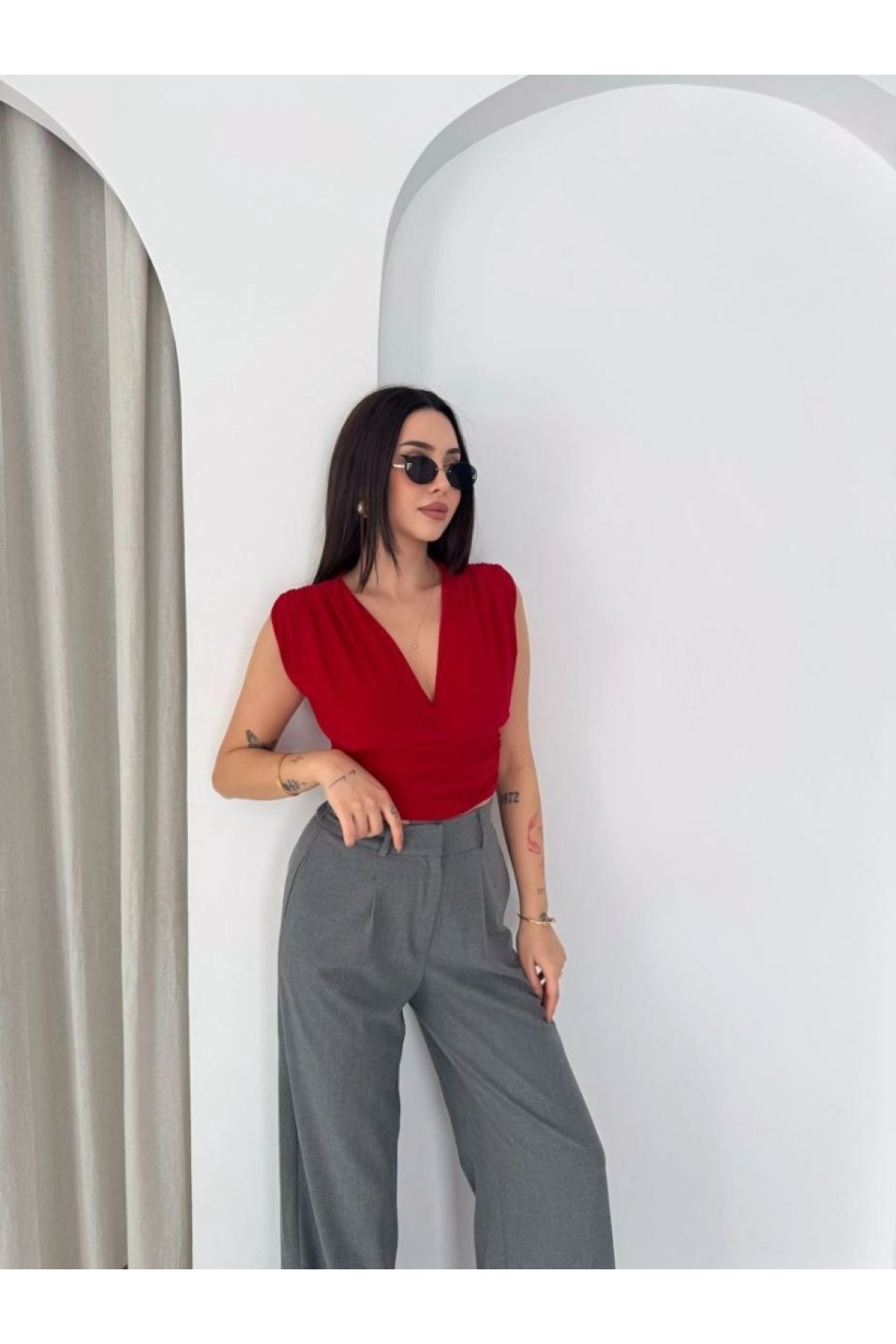 Kadın Vatkalı Kolsuz V Yaka Drapeli Crop Bluz Likralı Fit - Kırmızı