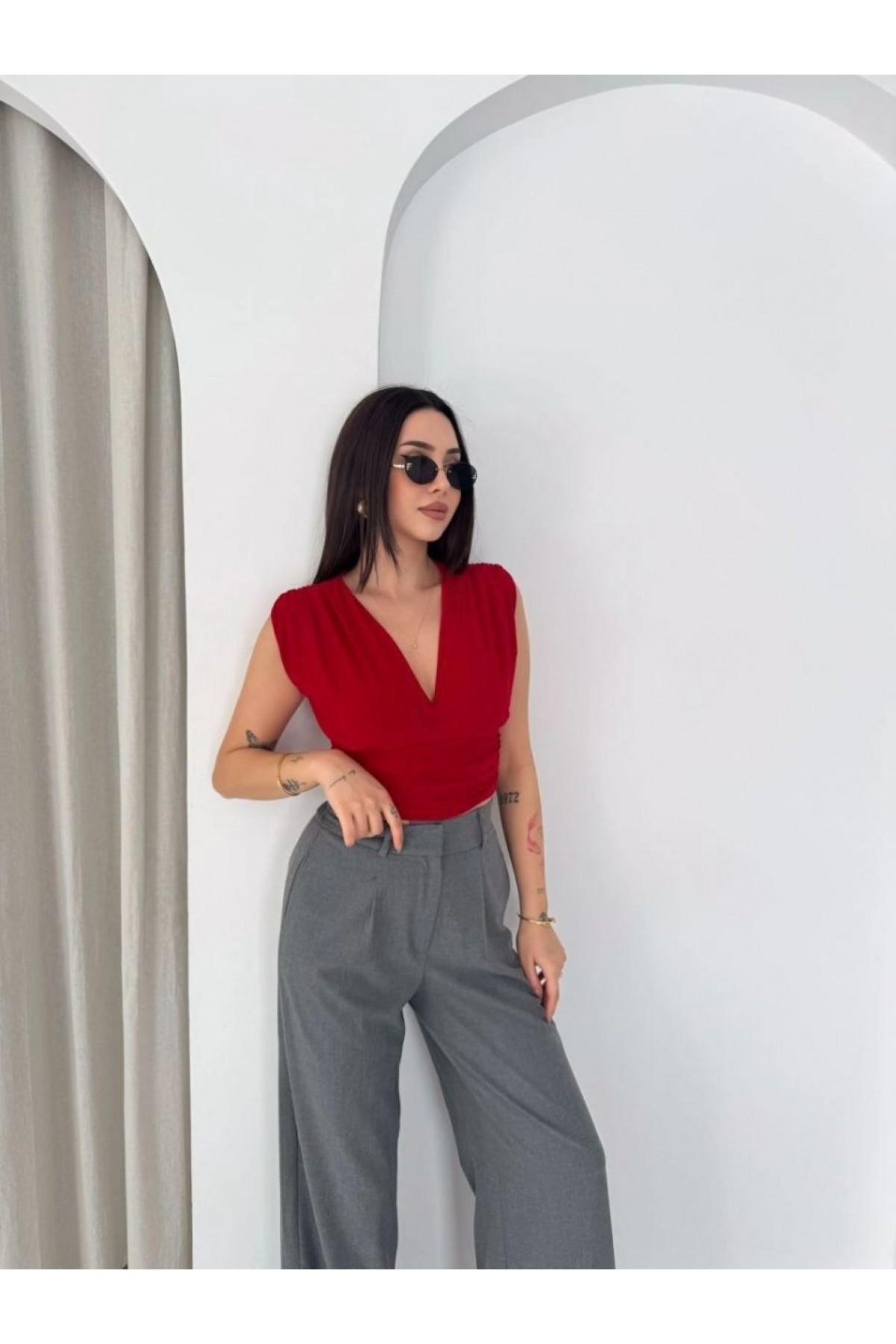 Kadın Vatkalı Kolsuz V Yaka Drapeli Crop Bluz Likralı Fit - Kırmızı