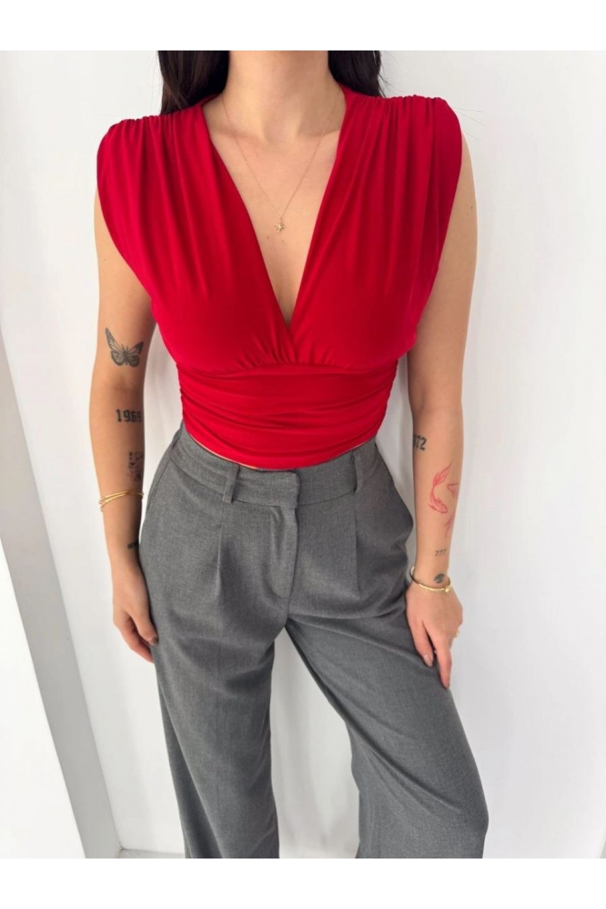 Kadın Vatkalı Kolsuz V Yaka Drapeli Crop Bluz Likralı Fit - Kırmızı