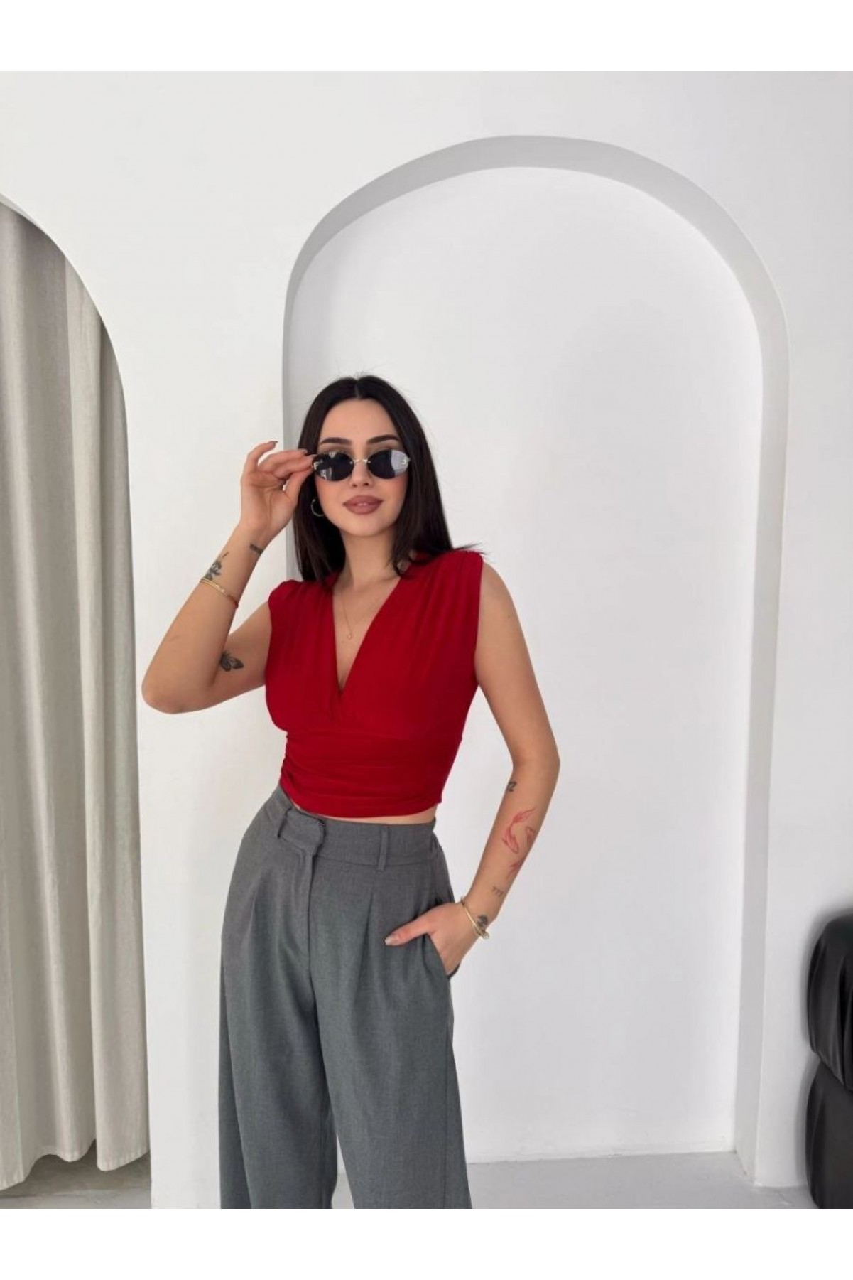 Kadın Vatkalı Kolsuz V Yaka Drapeli Crop Bluz Likralı Fit - Kırmızı