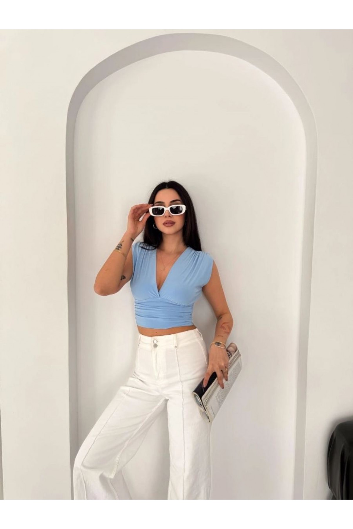 Kadın Vatkalı Kolsuz V Yaka Drapeli Crop Bluz Likralı Fit - Bebek Mavisi