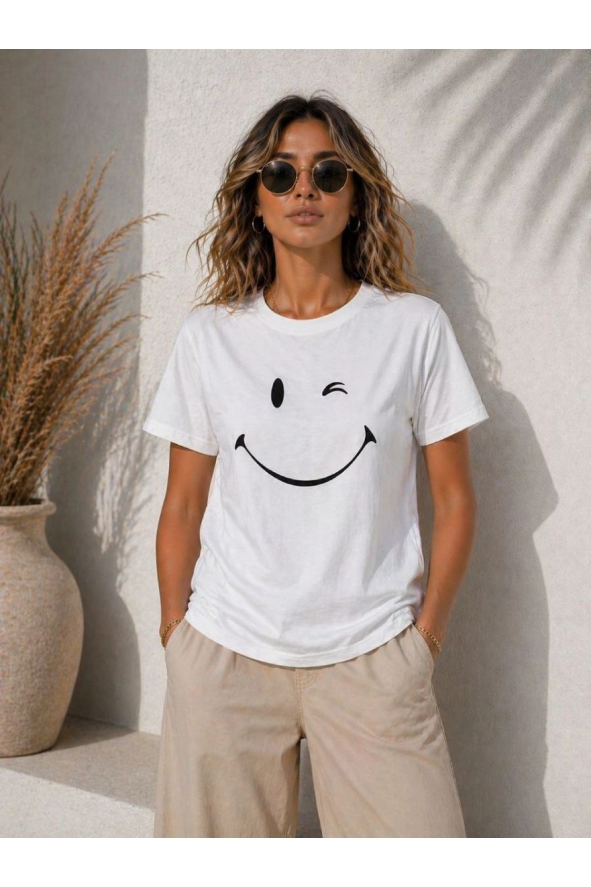Kadın Minimal Gülümseyen Yüz Baskılı Tişört Kısa Kol Yazlık T-Shirt - Beyaz