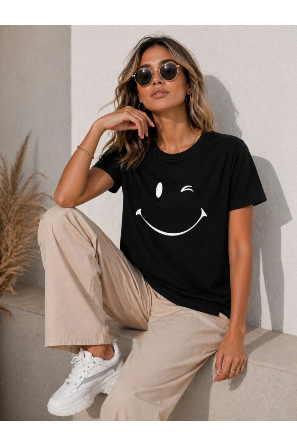 Kadın Minimal Gülümseyen Yüz Baskılı Tişört Kısa Kol Yazlık T-Shirt - Siyah