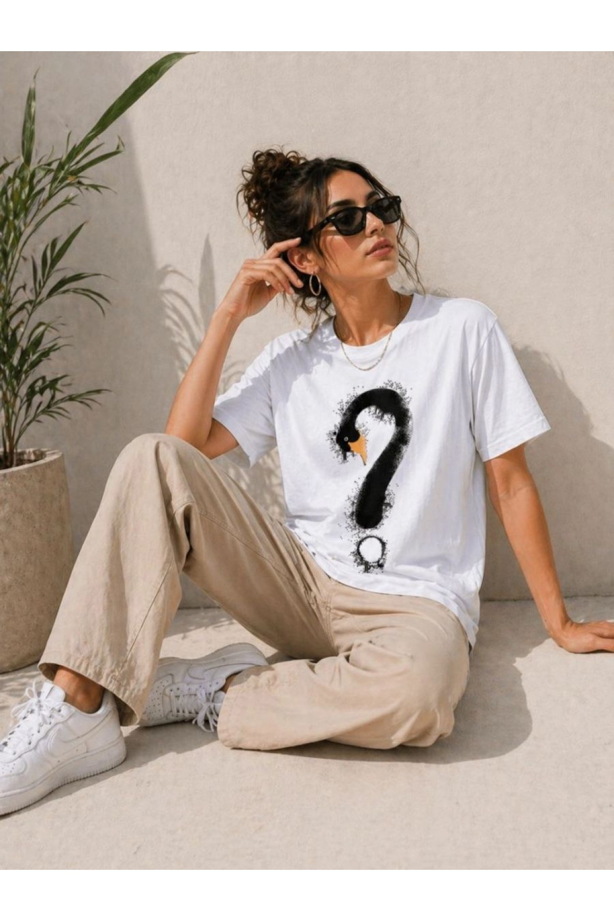 Kadın Kuğu Figürlü Soru İşareti Baskılı Tişört Kısa Kol T-Shirt - Beyaz