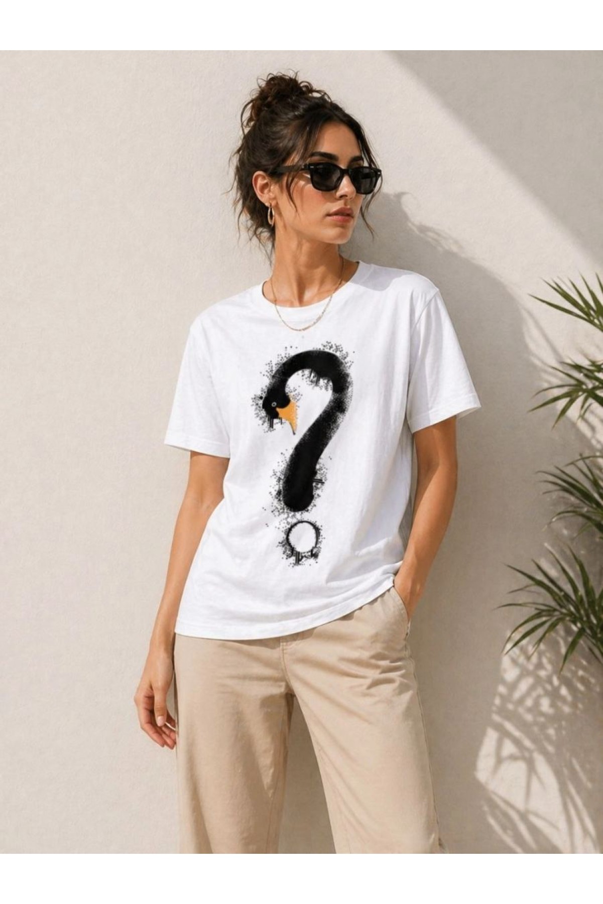 Kadın Kuğu Figürlü Soru İşareti Baskılı Tişört Kısa Kol T-Shirt - Beyaz