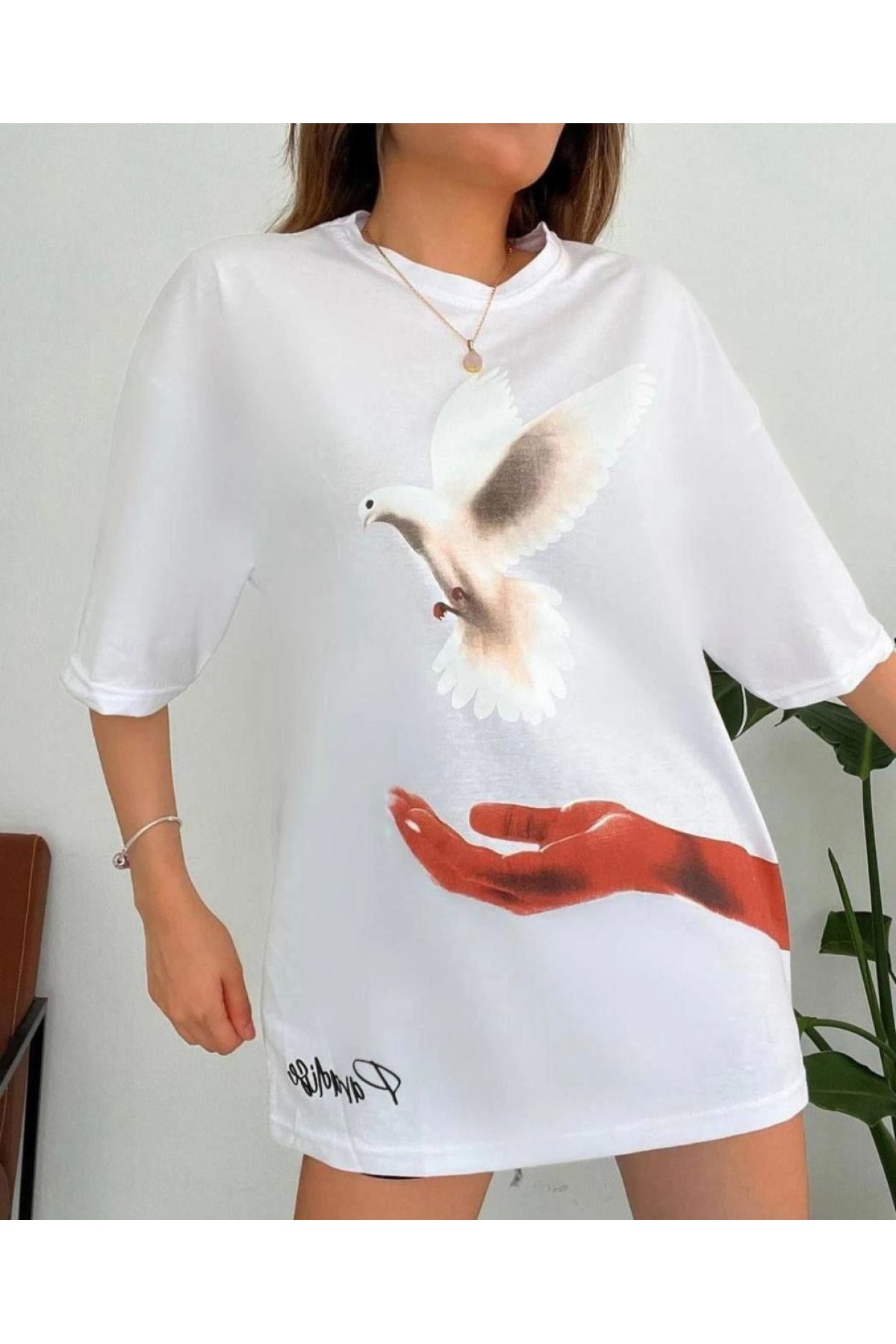 Kadın Kısa Kol Yazlık Tişört Bisiklet Yaka Uzi Güvercin Baskılı T-Shirt - Beyaz