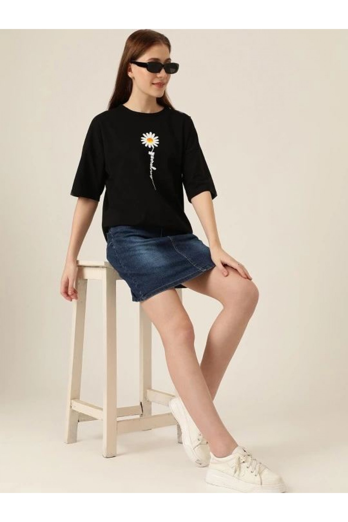 Kadın Papatya Baskılı T-Shirt Kısa Kol Bisiklet Yaka Oversize  Tişört - Siyah
