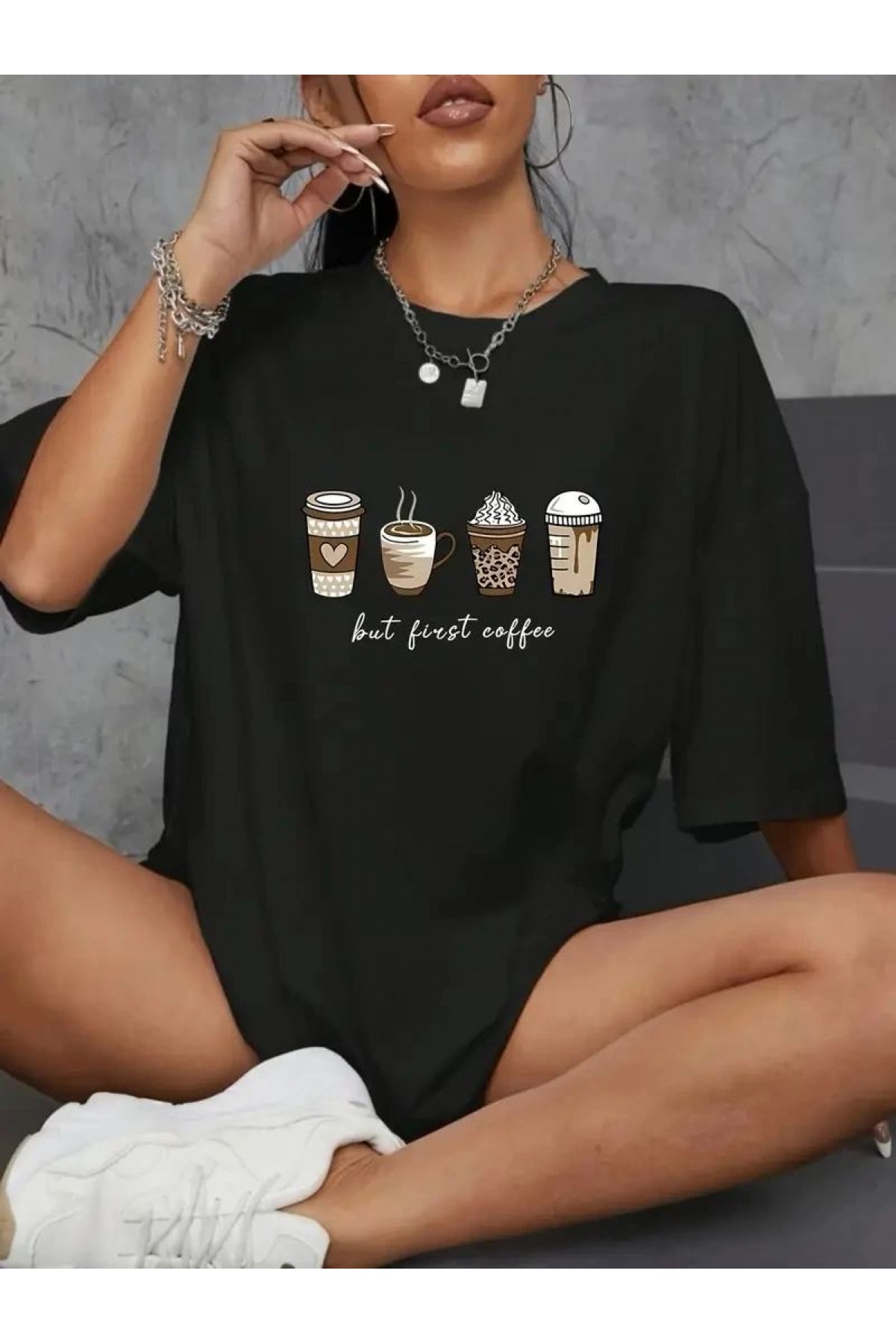 Kadın Kahve Desen Baskılı Tişört Kısa Kol Bisiklet Yaka Oversize T-Shirt - Siyah