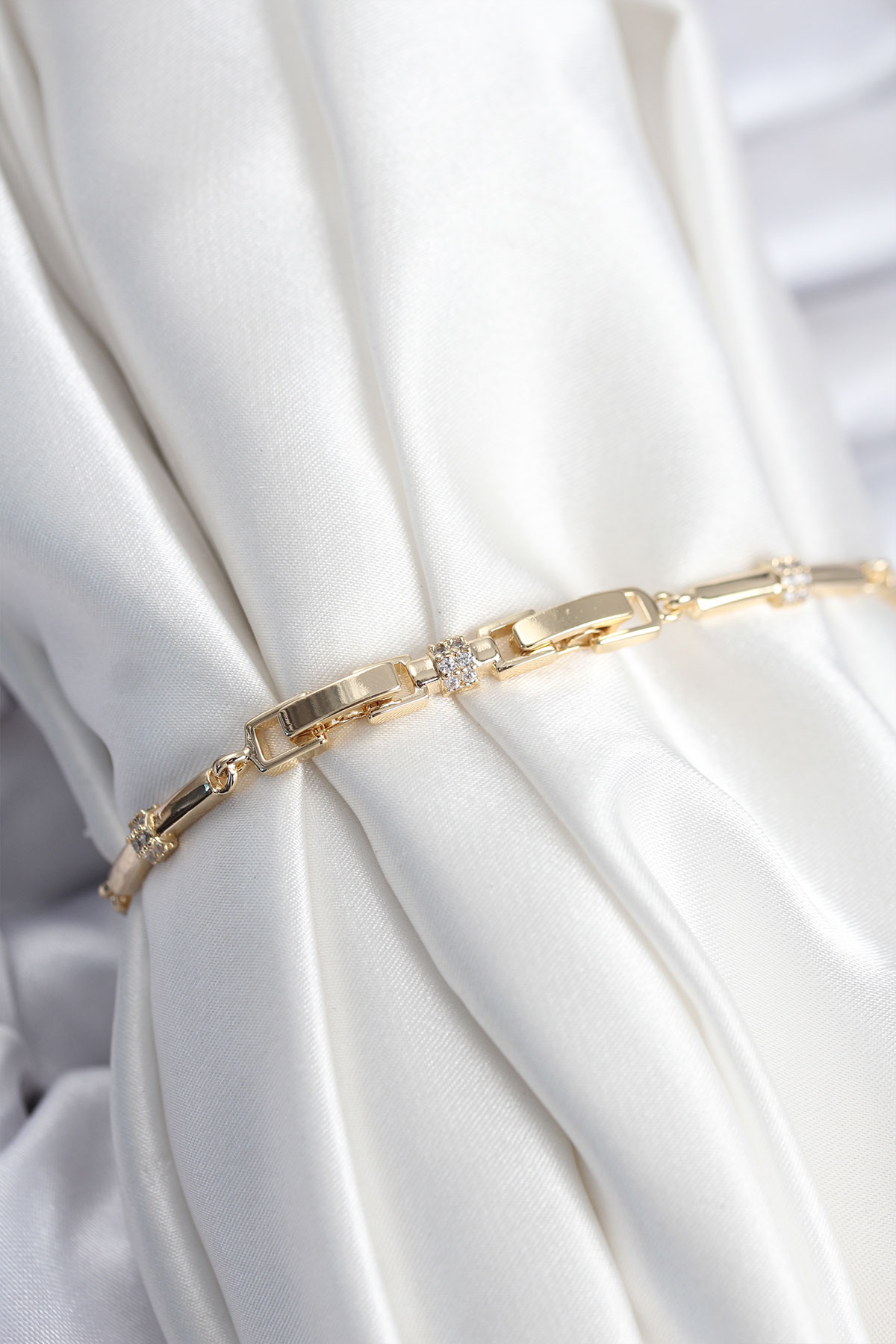 Pirinç VIP Seri Gold Renk Parçalı Model Zirkon Taşlı Kadın Bileklik - TJ-BB7941