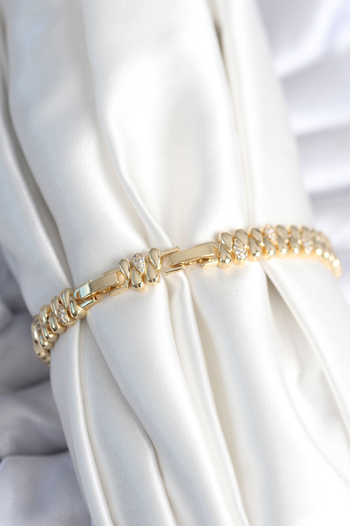 Pirinç Gold Renk Damla Model Zirkon Taşlı Kadın Bileklik - TJ-BB7972