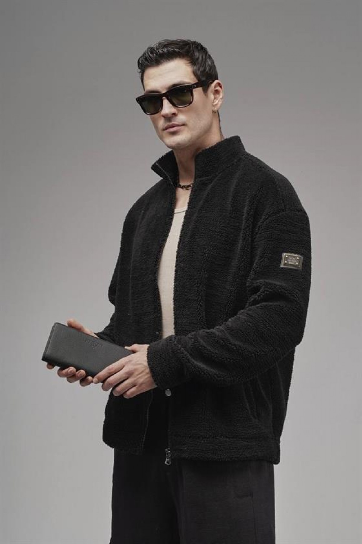 Dik Yaka Fermuar Kapamalı Logo Detaylı Unisex Peluş S