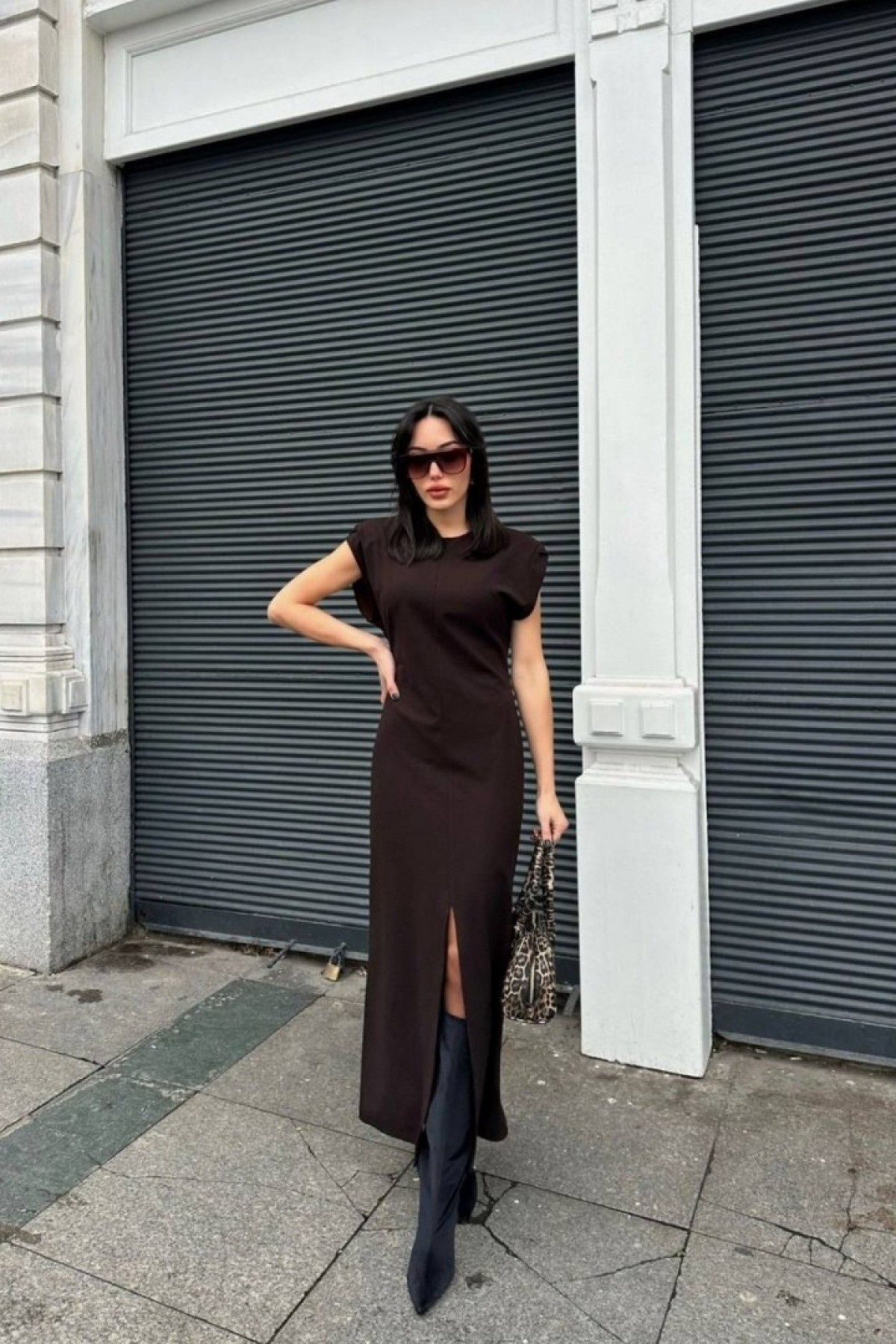 Kolsuz Sıfır Yaka Yırtmaç Detaylı Elbise – Kahverengi