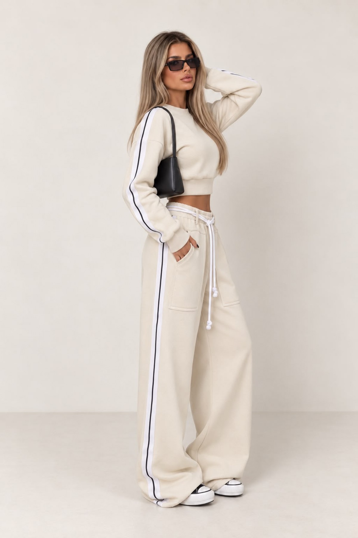 Şerit Detaylı Crop Sweatshirt ve Geniş Paça Eşofman Takımı